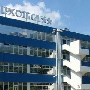 Luxottica, 1.150 giovani precari assunti a tempo indeterminato