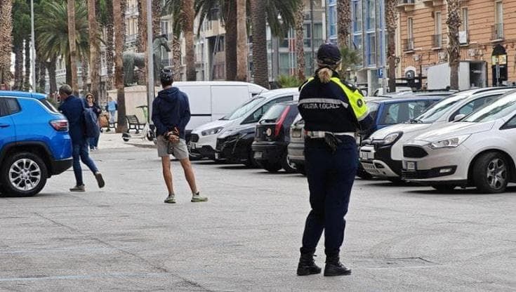 Bari, turisti francesi con figli piccoli aggrediti da parcheggiatore abusivo: “Siamo all’emergenza”