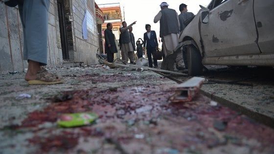 Attentato kamikaze a Kabul fa decine di vittime: l'Isis rivendica