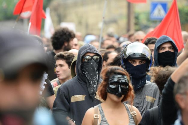 Bce, con le maschere di Pulcinella in testa al corteo
