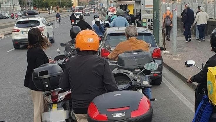 Napoli, la protesta dei tir: file ai distributori, manca la benzina. Allarme Caremar per i traghetti