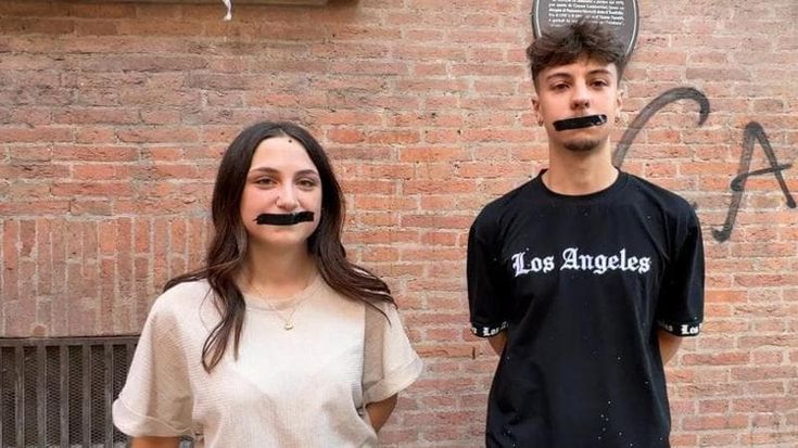Maturità per 7838 studenti, flashmob prima dello scritto: “Bocche cucite contro Valditara”
