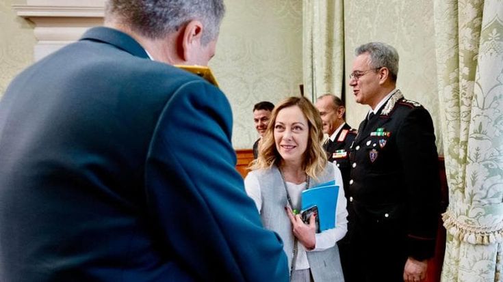 La campagna della paura: così Meloni indossa l’elmetto a tre mesi dalle Europee