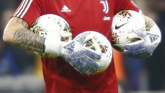 Coronavirus, il calcio italiano si ferma: cosa succede adesso con scudetto, retrocessioni e coppe?
