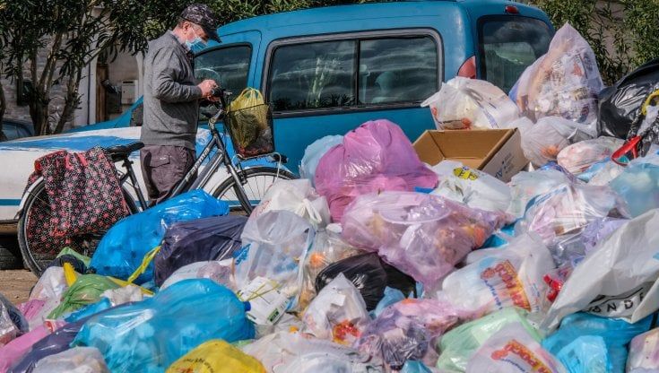 Palermo, emergenza rifiuti: interviene il prefetto. Domani i netturbini in strada a ranghi ridotti