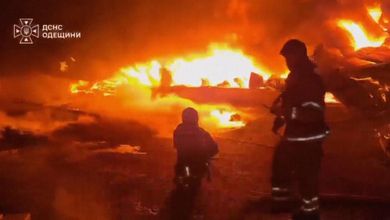 Ucraina, attacco russo alle infrastrutture portuali di Odessa: i capannoni in fiamme