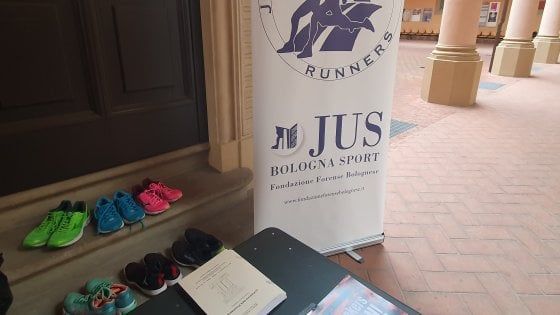 Bologna, gli avvocati raccolgono scarpe da ginnastica per i poveri