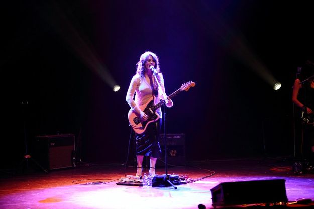 Carmen Consoli conquista Londra, Fender rosa e tacchi a spillo