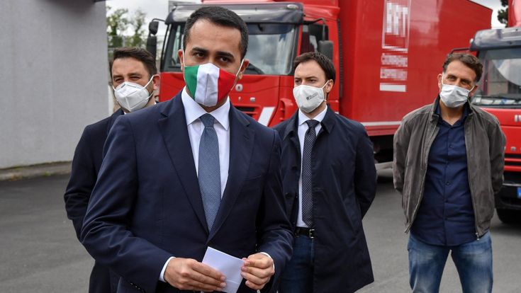 Migranti, Di Maio impone lo stop sconfessando i suoi ministri. E cerca il ritorno da leader