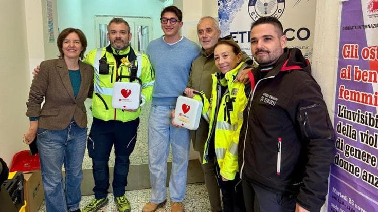 Con il defibrillatore fu salvato da un 16enne. Ora ne dona uno alla popolazione di Arezzo