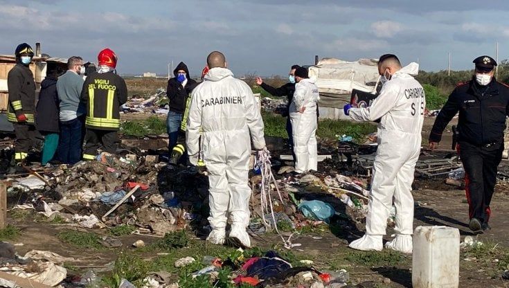 Fratello e sorella di 4 e 2 anni morti carbonizzati nell'incendio di un campo nomadi nel Foggiano