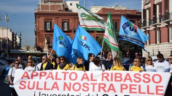 Migranti, a Bari protestano i dipendenti del Cara: "Rischiano il posto 170 di noi"