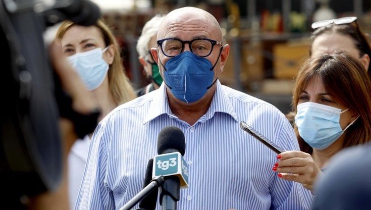 Luca Bernardo e il caso della pistola, il Pd attacca: "La direzione dell'ospedale in cui lavora sa che la portava con sé?"