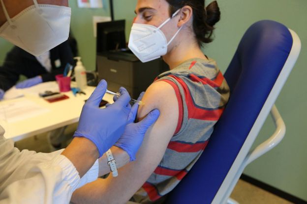 Genova, la corsa dei diciottenni a vaccinarsi in Fiera