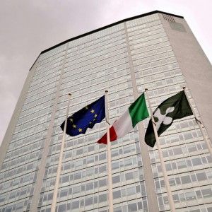 La Lega Nord: i lombardi si difendono da soli? La Regione paghi le loro spese legali