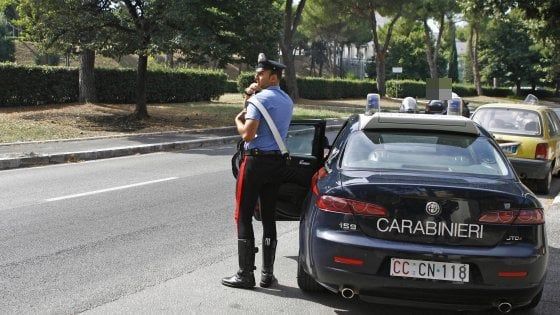 Sorpreso con una prostituta, dà ai carabinieri il nome del fratello, scatta la multa di 10 mila euro