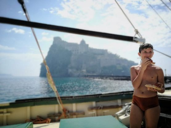 Ischia, spuntino in costume sul set de "L'amica Geniale": lo scatto retrò che racconta l'estate