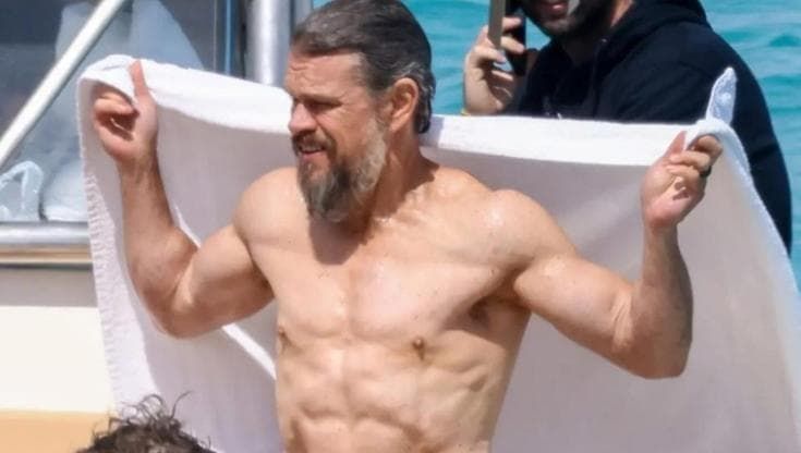 Matt Damon in gita a Favignana, Ben Affleck lo sfotte: “Che addominali, finge di non essere in posa”