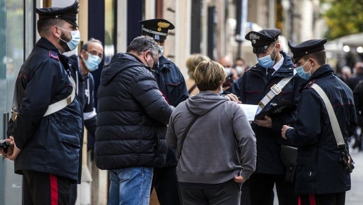 La festa d'esame e la coppia positiva a spasso: tutti  multati dai Carabinieri