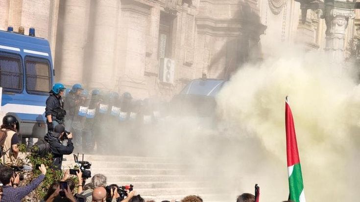 Roma, tensione al corteo degli studenti: bottiglie e fumogeni contro la polizia davanti al ministero