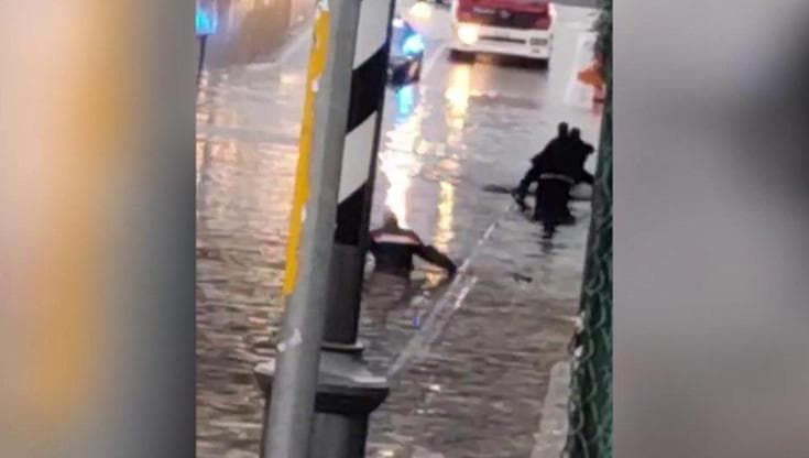 Latisana (Udine): i tentativi disperati di aiutare la donna bloccata nel sottopassaggio allagato