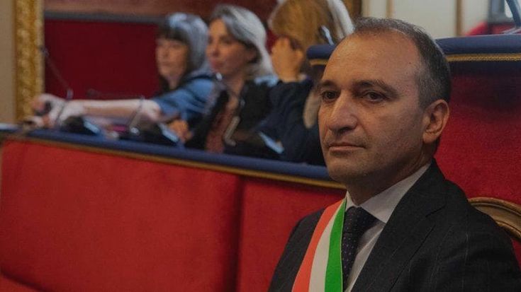 Blackout, Comune al buio. Sindaco furioso: “Ireti faccia di più”. L’azienda: “Picco di consumi”