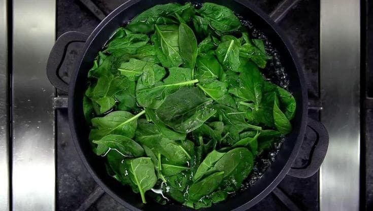 La schiscetta. Verdure d'autunno per la pausa pranzo: coste e spinaci con formaggio e pinoli
