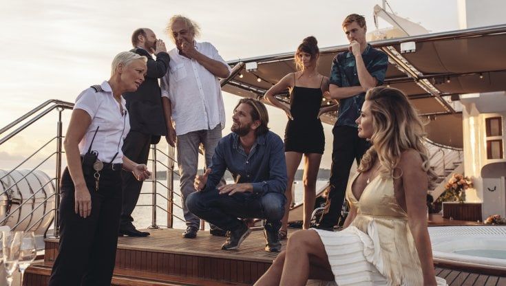 'Triangle of sadness', lotta di classe in alto mare: un salatino ci salverà