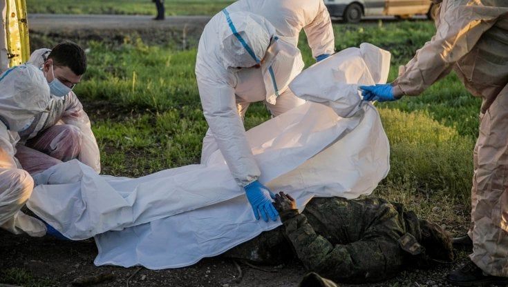 Ucraina, nei villaggi liberati a Est dove Mosca abbandona i cadaveri dei suoi soldati