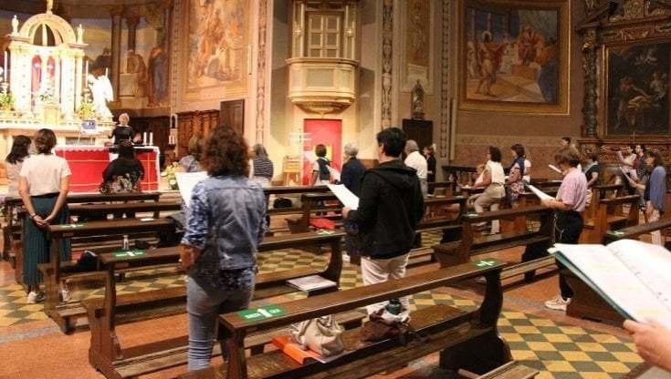 Il prete che dice messa in piemontese: "È simile alla lingua della Bibbia"