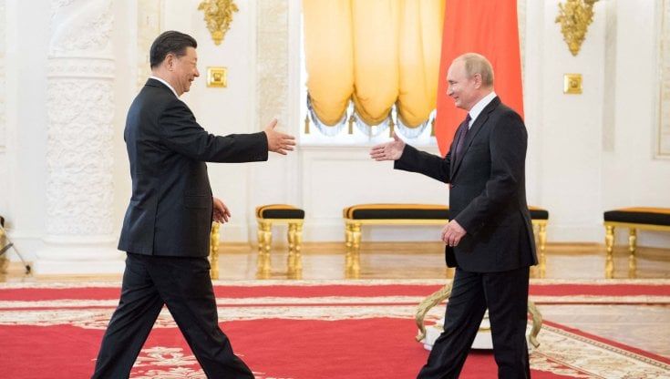 La sfilata di autocrati al banchetto di Xi per l’apertura dei Giochi