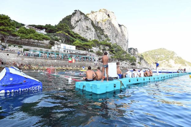 Pallanuoto, la nazionale italiana davanti ai Faraglioni