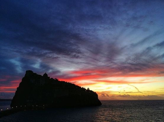 Ischia, l'incanto della prima alba dell'anno alle spalle del castello