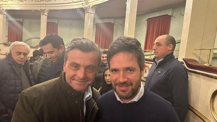Calenda stronca il patto con M5S su Firenze. Poi ci ripensa: “Sono utili come le buche a Roma. Ma non metto veti”