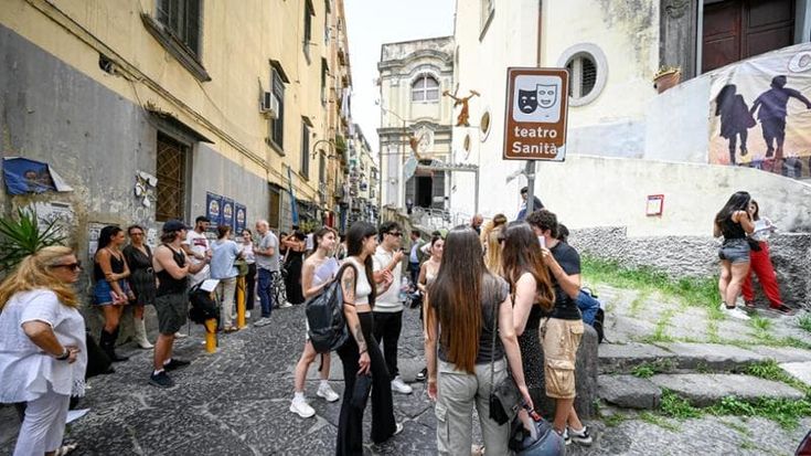 Napoli, in fila con le mamme per un posto in tivù: “Il sogno di diventare Luisa Ranieri”
