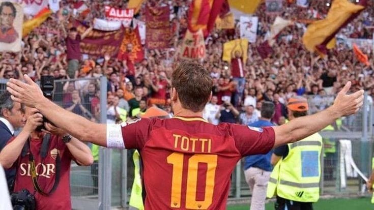 Totti e la Roma, la pace è ancora lontana: la lite sulle maglie numero 10 fa saltare l’accordo