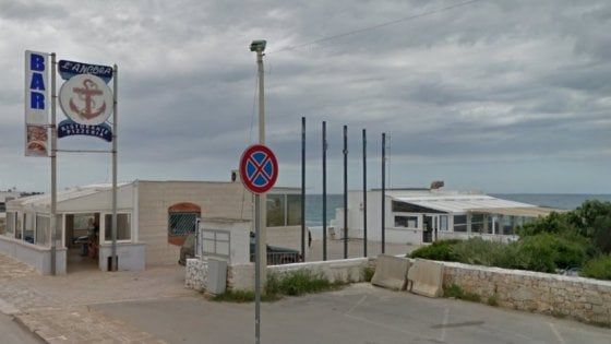 Monopoli, sigilli al ristorante abusivo: area ristoro ampliata e pedana in cemento sugli scogli