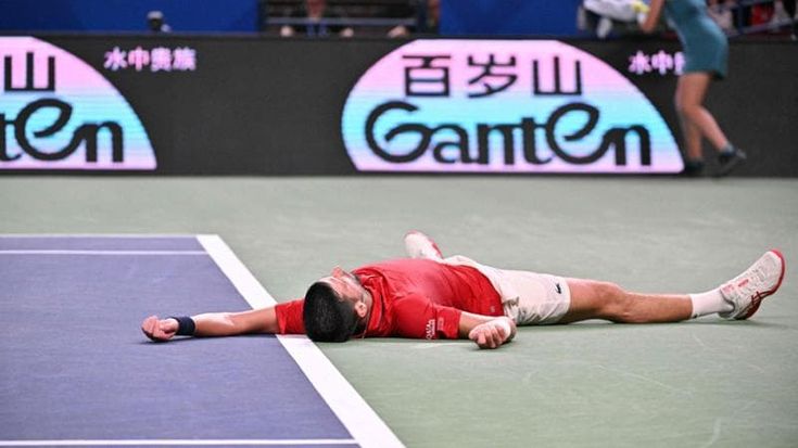 Djokovic crolla in campo a Shanghai vittima del caldo, poi supera Munar e batte un altro record