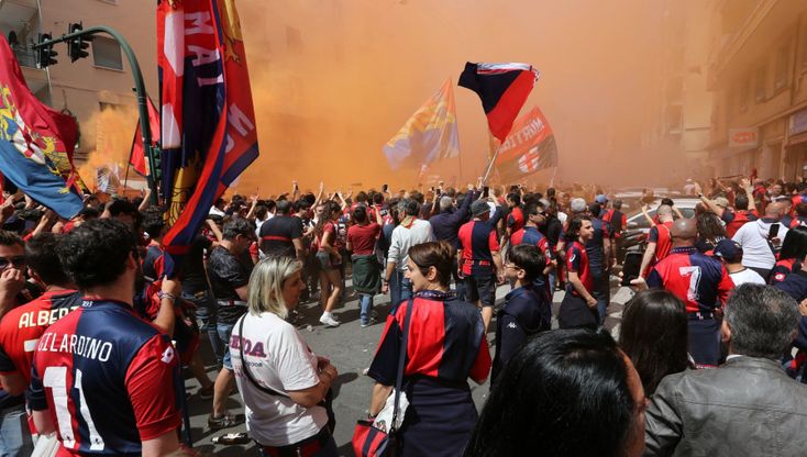 Genova, genoani in corteo per accogliere il pullman dei giocatori allo stadio