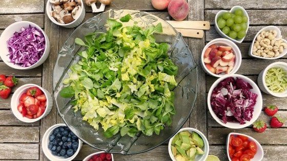 Tutti pazzi per il crudismo, benefici e rischi del raw food