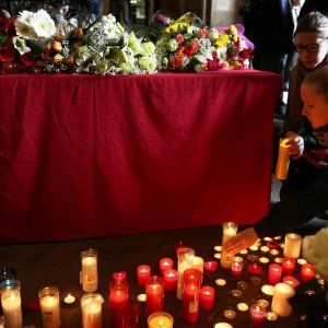 Incidente bus Erasmus: un cuore di rose rosse, fotografie e lacrime per Valentina, Lucrezia e Elena