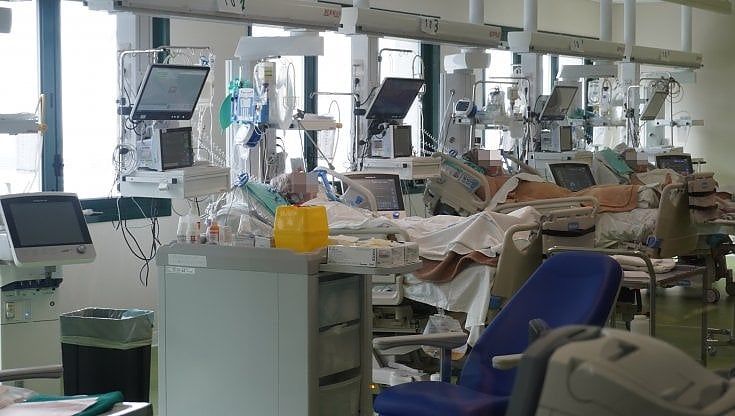 Covid, marito e moglie di 88 e 65 anni, ricoverati in momenti diversi, si ritrovano nella stessa stanza: sono guariti insieme