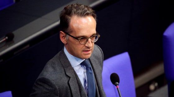 Berlino contro il re di Thailandia: "Non può governare il suo Paese dalla Germania"