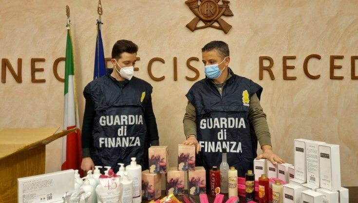 Vendevano trucchi, profumi e creme senza autorizzazioni: in Brianza sequestrati oltre 105mila pezzi di cosmetici