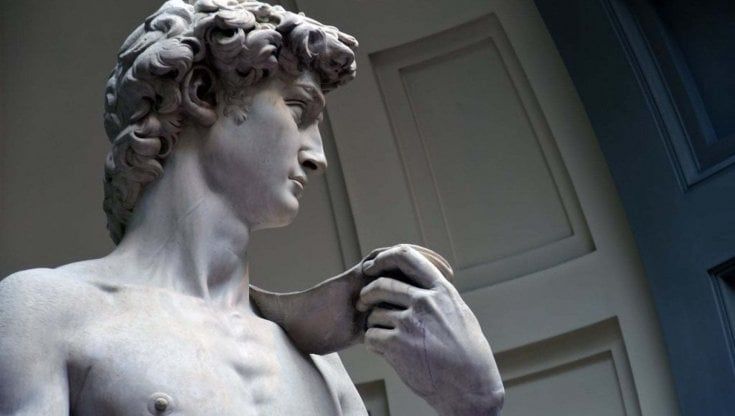 Il David nudo non può mangiare la pizza