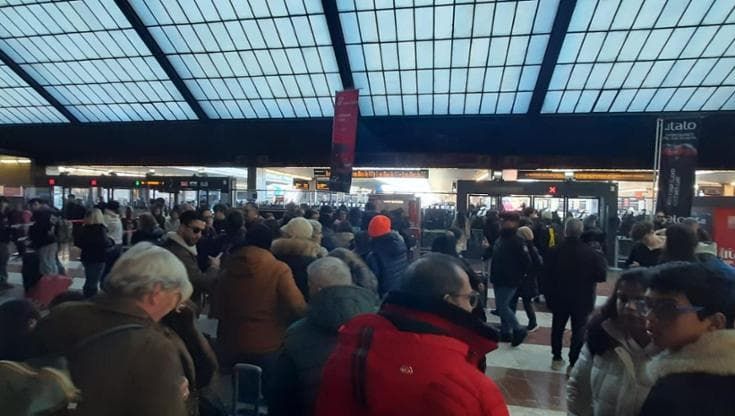 Caos ritardi e crolli il calvario dei turisti in attesa alla stazione