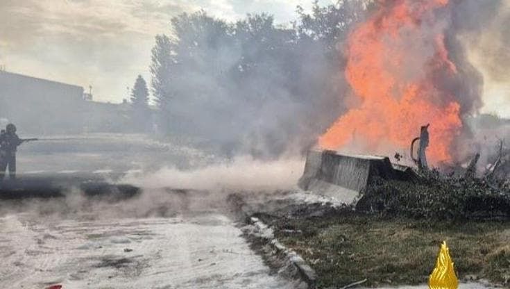 Autocisterna di gasolio va fuori strada ed esplode nel Bolognese: morto l’autista, due feriti