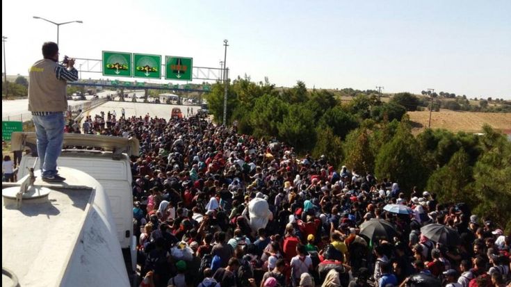 Turchia, centinaia di migranti bloccati al confine con la Grecia