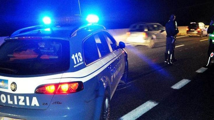 Incrocia la vicina in cortile, la insulta e la ferisce a coltellate