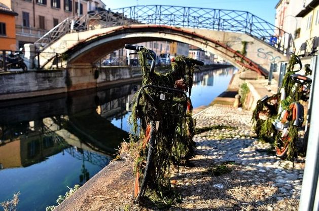 Le bici del bike sharing ripescate dal naviglio